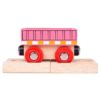 Дървен вагон за влакче в розов цвят Bigjigs.  Bigjigs Rail Pink Wagon разполага с магнитни съединители, които му позволяват да се свързва с други двигате