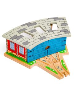 Дървено релсово разширение Депо с тройна релса Bigjigs. Достъп до всички зони! С място за три локомотива и широко отварящи се врати, този