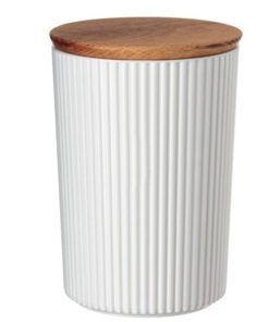 Бял буркан с капак за съхранение на сухи храни