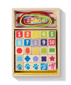 Дървен комплект кубчета с цифри за нанизване Melissa & Doug